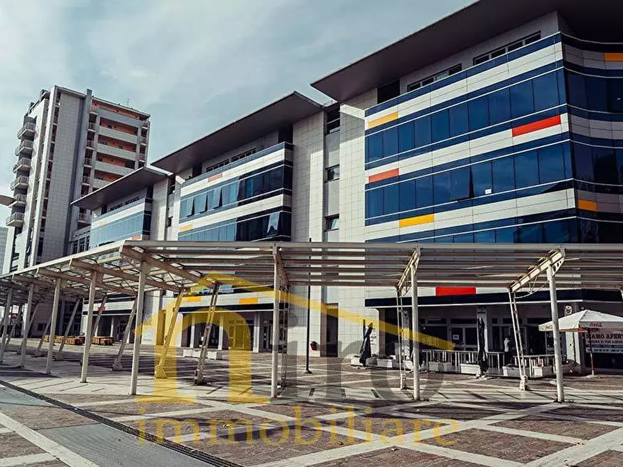 Immagine 3 di Locale commerciale in vendita  in PIAZZA ETTORE TROILO a Pescara