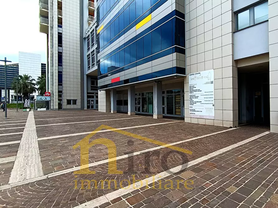 Immagine 5 di Locale commerciale in vendita  in PIAZZA ETTORE TROILO a Pescara