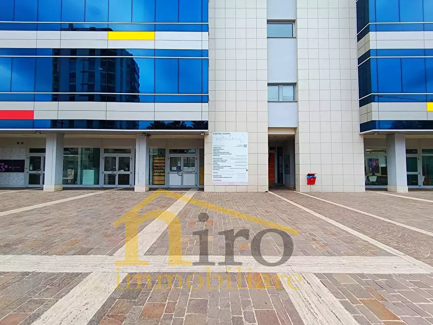 Immagine 7 di Locale commerciale in vendita  in PIAZZA ETTORE TROILO a Pescara