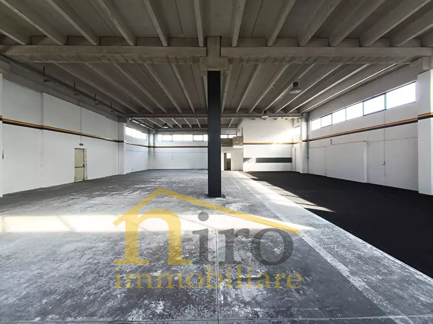 Immagine 10 di Capannone industriale in affitto  in via bolzano a San Giovanni Teatino