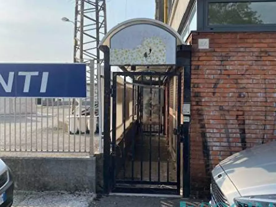 Immagine 4 di Locale commerciale in vendita  in strada padana superiore a Vimodrone