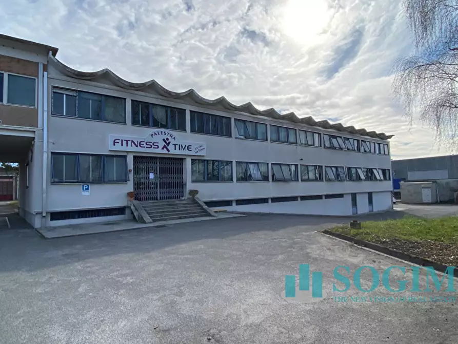 Immagine 2 di Locale commerciale in vendita  in Via Carlo Cattaneo a Cantù