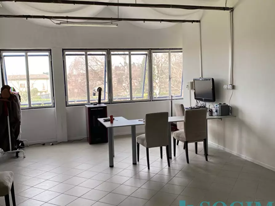 Immagine 3 di Locale commerciale in vendita  in Via Carlo Cattaneo a Cantù