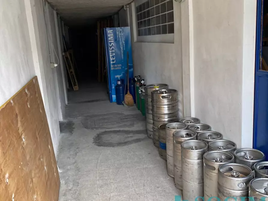 Immagine 4 di Locale commerciale in vendita  in Via Carlo Cattaneo a Cantù