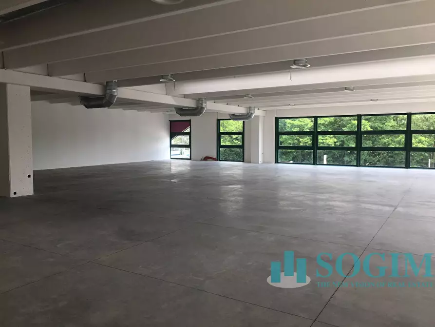 Immagine 2 di Negozio in affitto  in Via Europa Unita a Cermenate