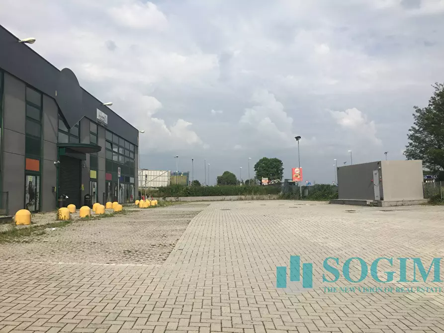 Immagine 12 di Negozio in affitto  in Via Europa Unita a Cermenate