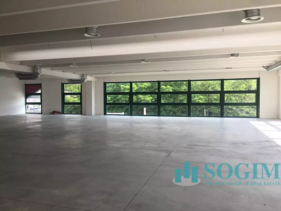 Immagine 5 di Negozio in vendita  in Via Europa Unita a Cermenate