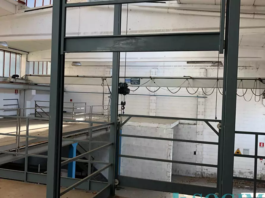 Immagine 17 di Capannone industriale in vendita  a Legnano