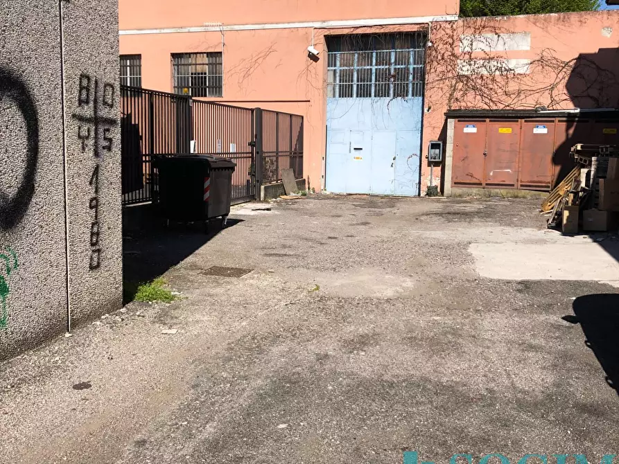 Immagine 2 di Capannone industriale in vendita  a Legnano