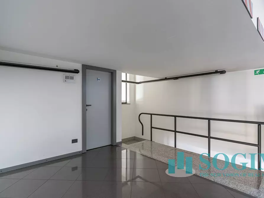 Immagine 29 di Locale commerciale in vendita  a Sesto San Giovanni