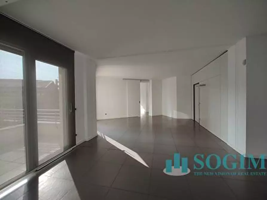 Immagine 10 di Ufficio in vendita  in Via Badone a Como