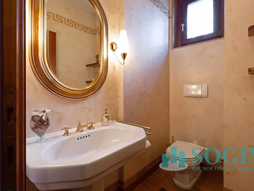 Immagine 23 di Villa in vendita  in Via Dei Villini a Como