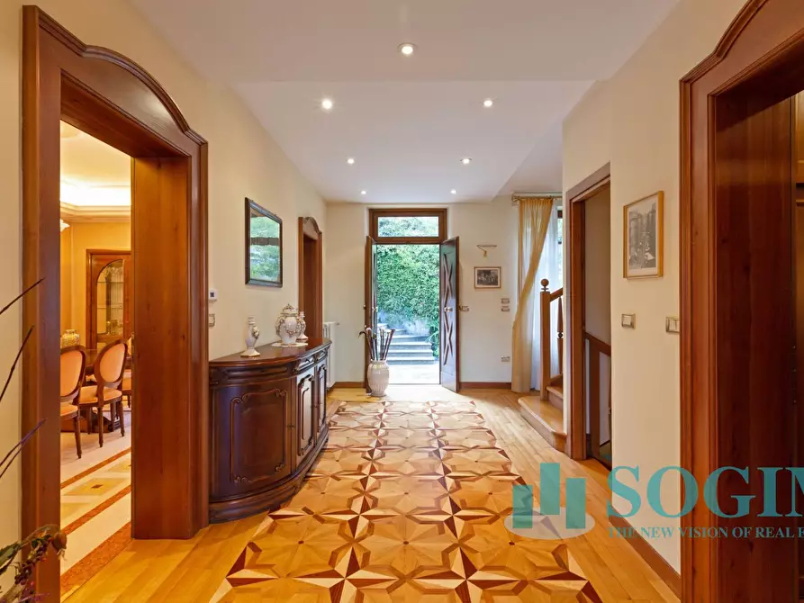 Immagine 25 di Villa in vendita  in Via Dei Villini a Como