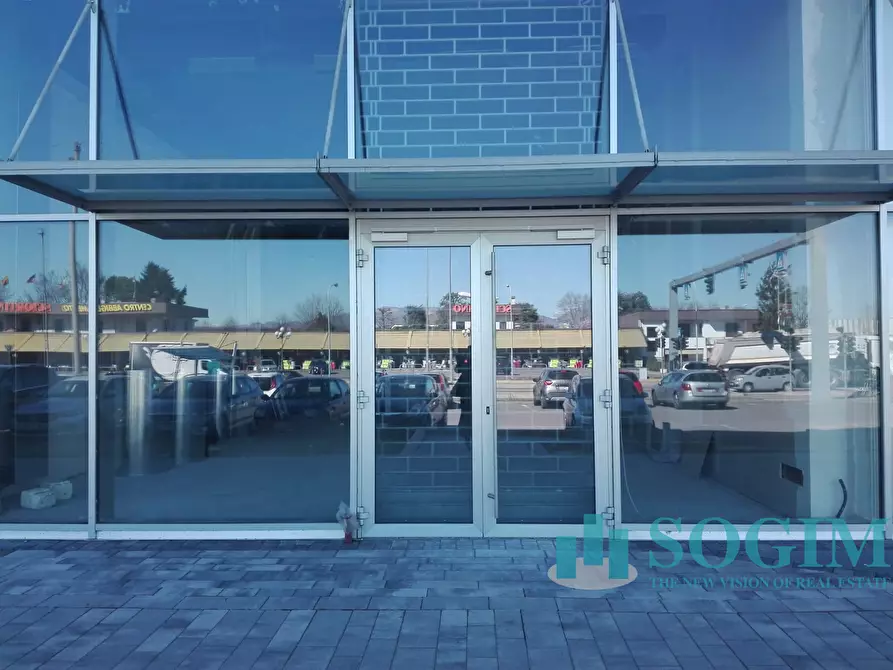 Immagine 4 di Locale commerciale in affitto  in Via Italia a Busnago