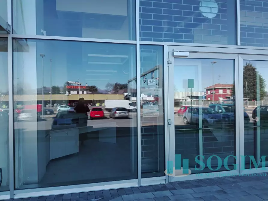 Immagine 3 di Locale commerciale in affitto  in Via Italia a Busnago