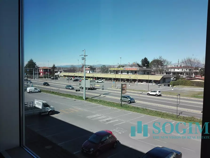 Immagine 17 di Locale commerciale in affitto  in Via Italia a Busnago