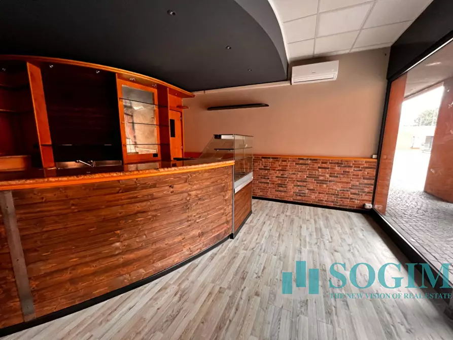 Immagine 8 di Negozio in vendita  in Via anzani a Como