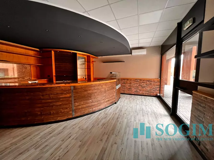 Immagine 22 di Negozio in affitto  in Via anzani a Como