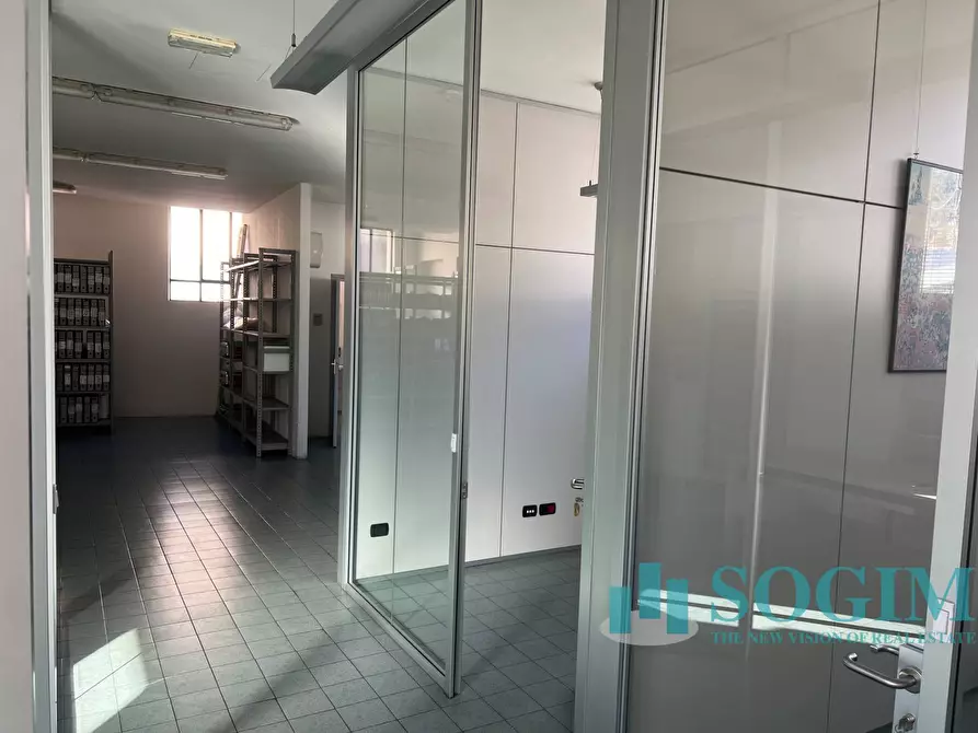 Immagine 21 di Attività commerciale in affitto  a Lecco