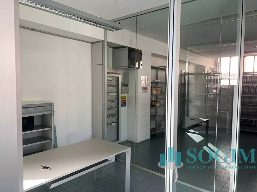 Immagine 23 di Attività commerciale in affitto  a Lecco