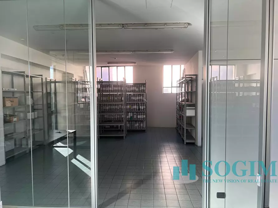 Immagine 24 di Attività commerciale in affitto  a Lecco