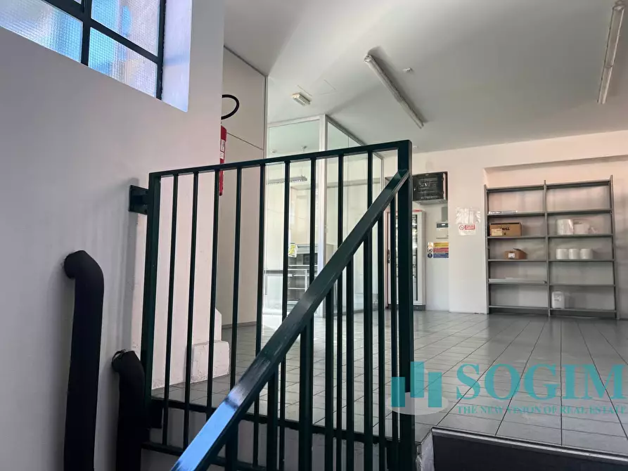 Immagine 25 di Attività commerciale in affitto  a Lecco