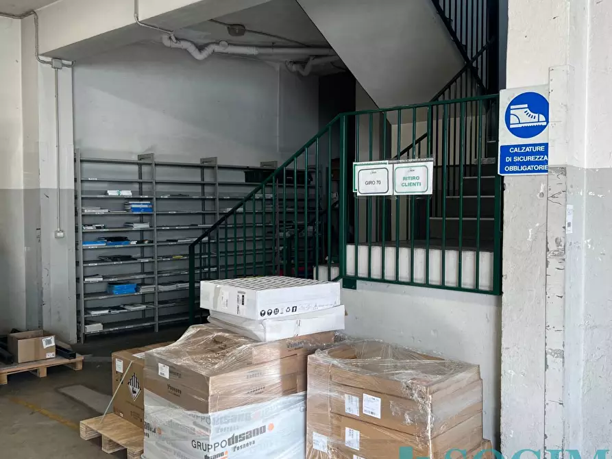 Immagine 28 di Attività commerciale in affitto  a Lecco