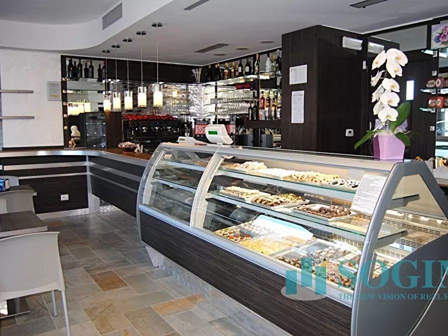 Immagine 15 di Locale commerciale in affitto  in De Gasperi a Figino Serenza