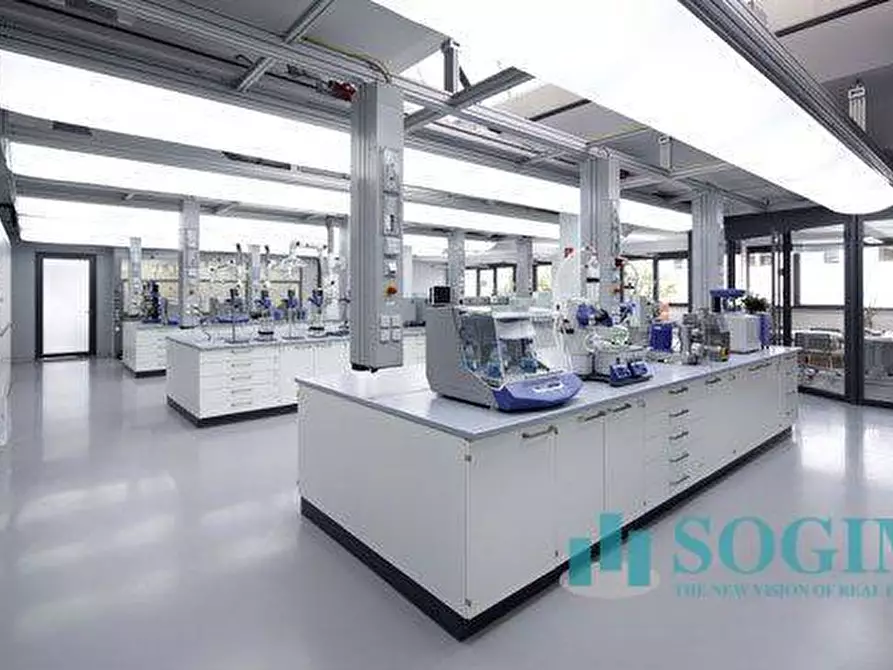 Immagine 9 di Locale commerciale in affitto  in De Gasperi a Figino Serenza