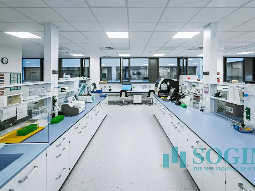 Immagine 10 di Locale commerciale in affitto  in De Gasperi a Figino Serenza