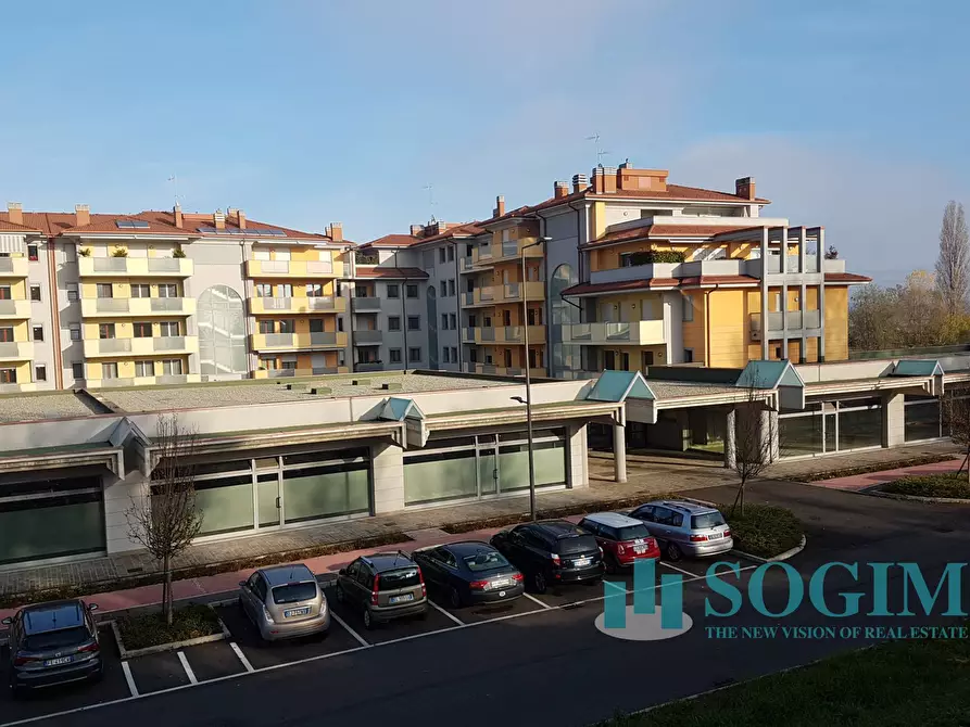 Immagine 3 di Negozio in vendita  a Basiglio