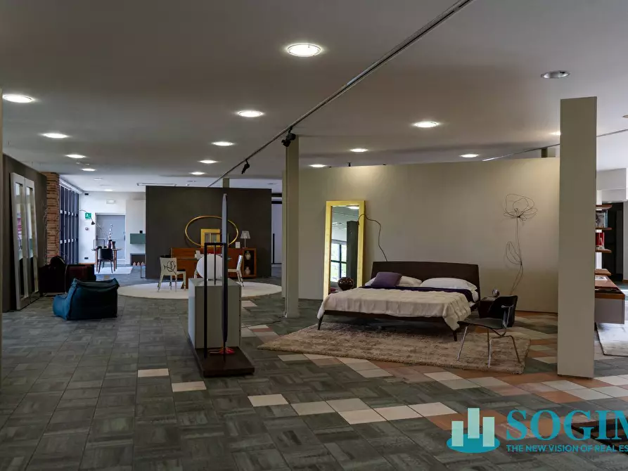 Immagine 25 di Locale commerciale in vendita  in Via Don Minzoni a Alzate Brianza