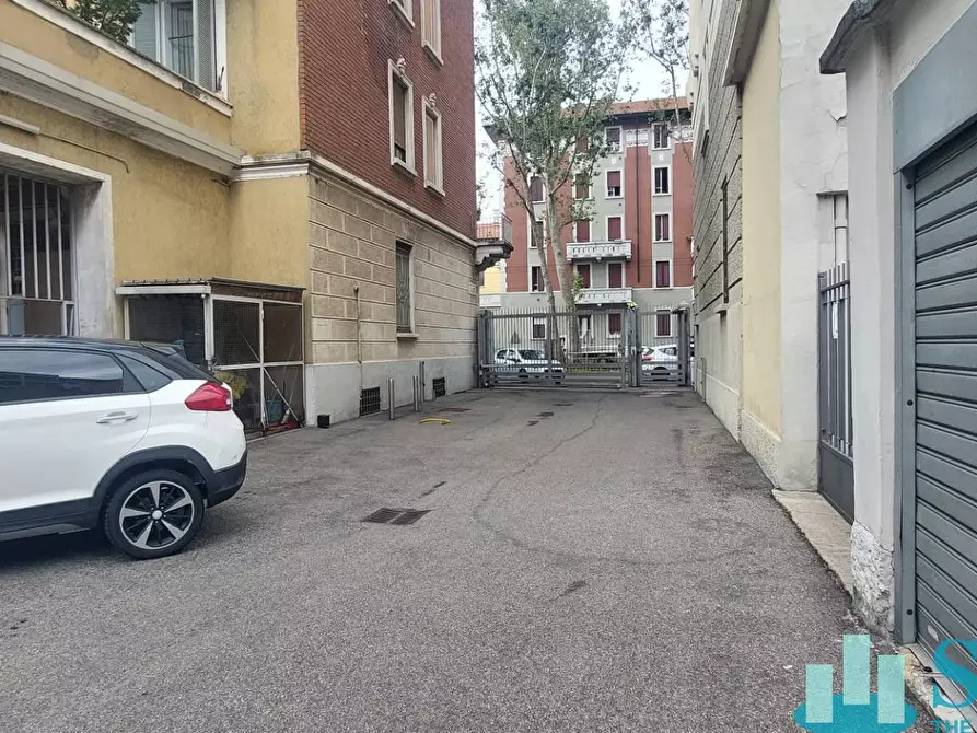 Immagine 3 di Magazzino in vendita  a Milano