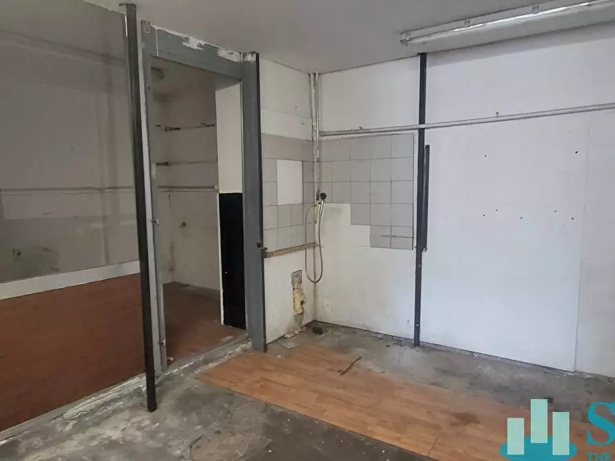 Immagine 11 di Magazzino in vendita  a Milano