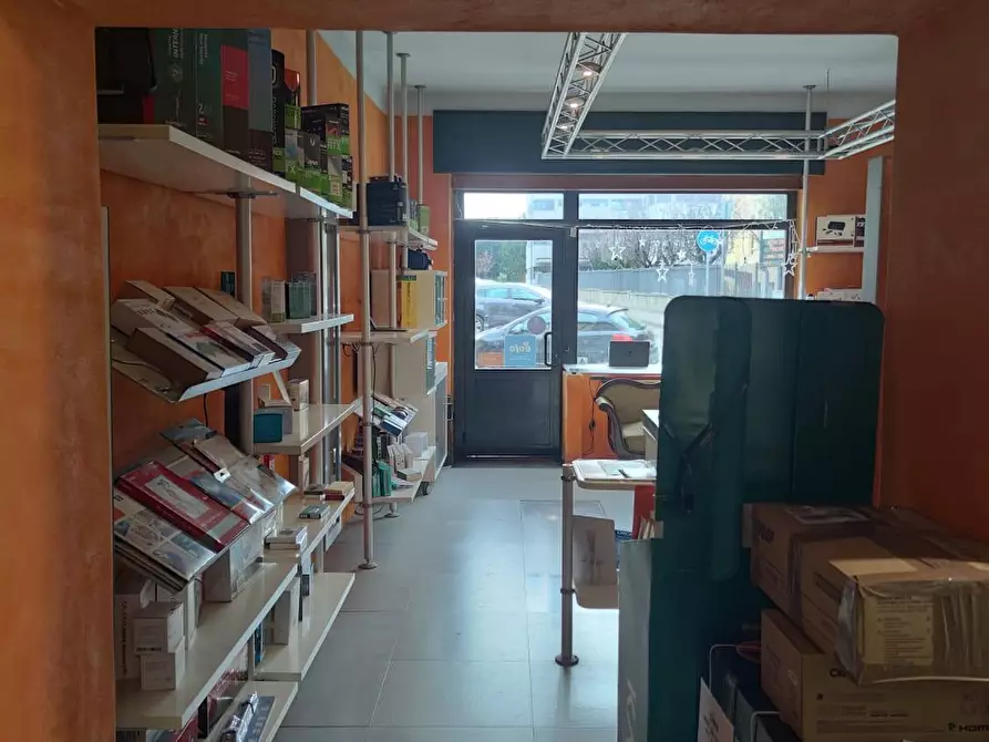 Immagine 10 di Negozio in affitto  in Via Antonio Locatelli a Brignano Gera D'adda