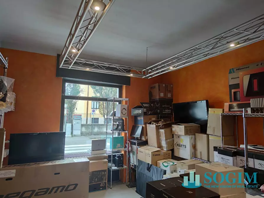 Immagine 18 di Negozio in affitto  in Via Antonio Locatelli a Brignano Gera D'adda