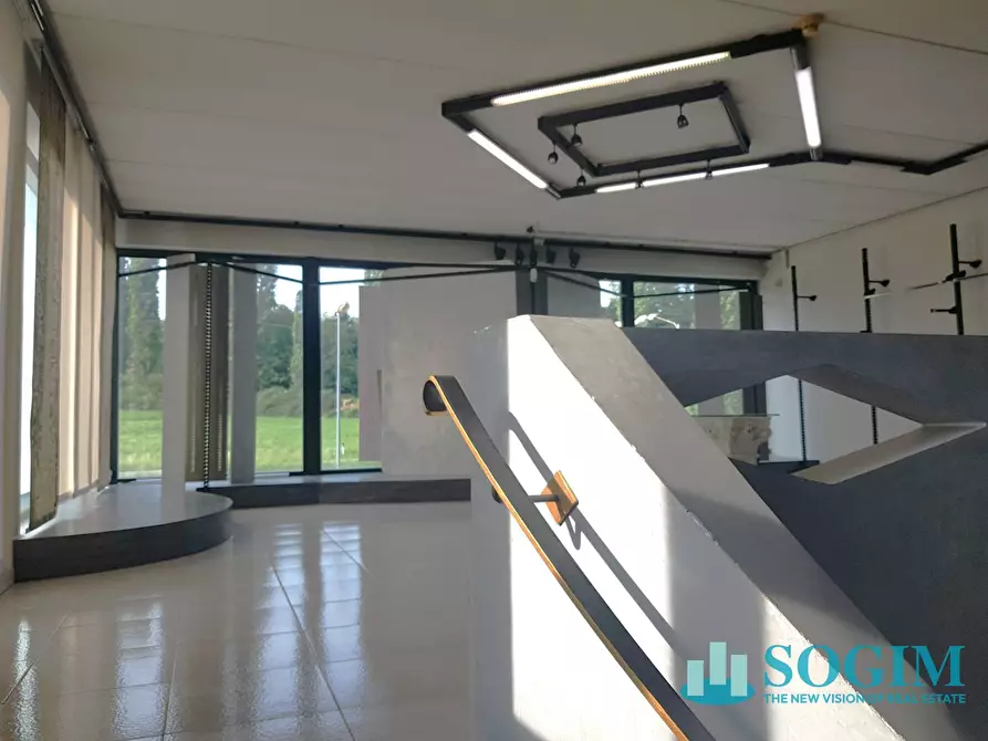 Immagine 9 di Locale commerciale in vendita  in Via Varesina a Villa Guardia