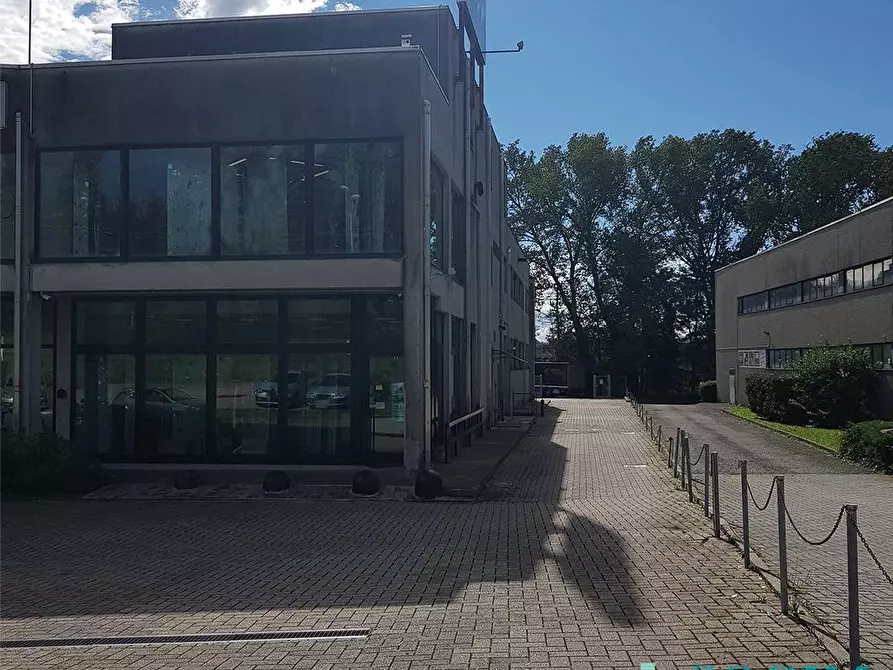 Immagine 3 di Locale commerciale in vendita  in Via Varesina a Villa Guardia