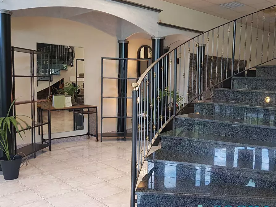 Immagine 5 di Locale commerciale in vendita  in Via Varesina a Villa Guardia