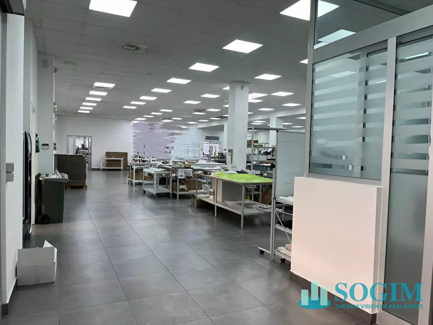 Immagine 3 di Capannone industriale in vendita  a Trezzano Sul Naviglio