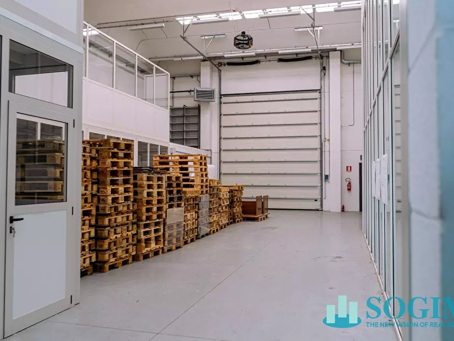 Immagine 24 di Capannone industriale in affitto  in Via Milano a Cantù