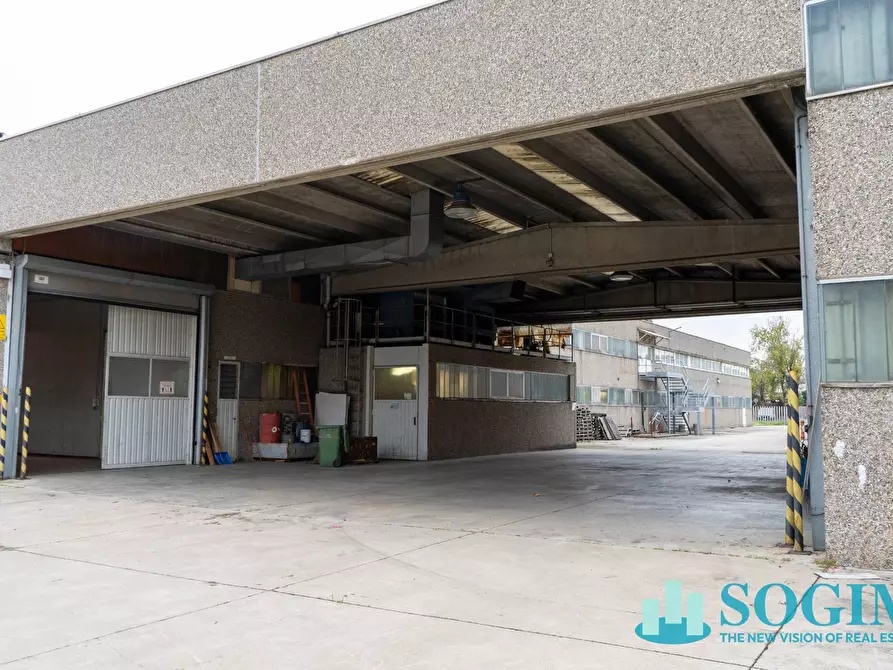 Immagine 24 di Capannone industriale in affitto  in Via Bergamo a Pioltello