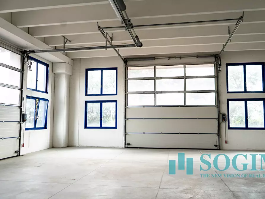 Immagine 28 di Capannone industriale in affitto  in Via Cervino a Figino Serenza