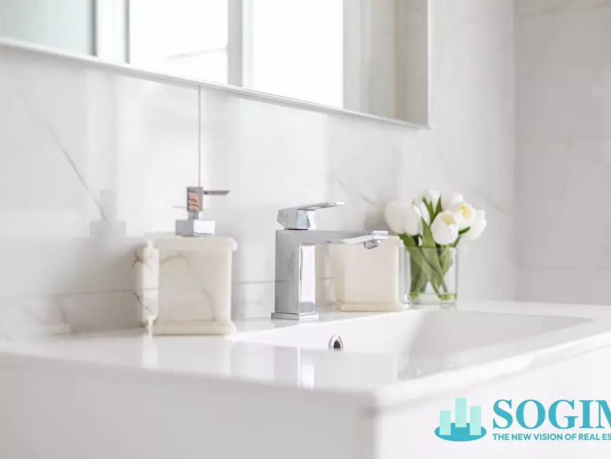 Immagine 23 di Appartamento in vendita  in via lorenteggio a Milano