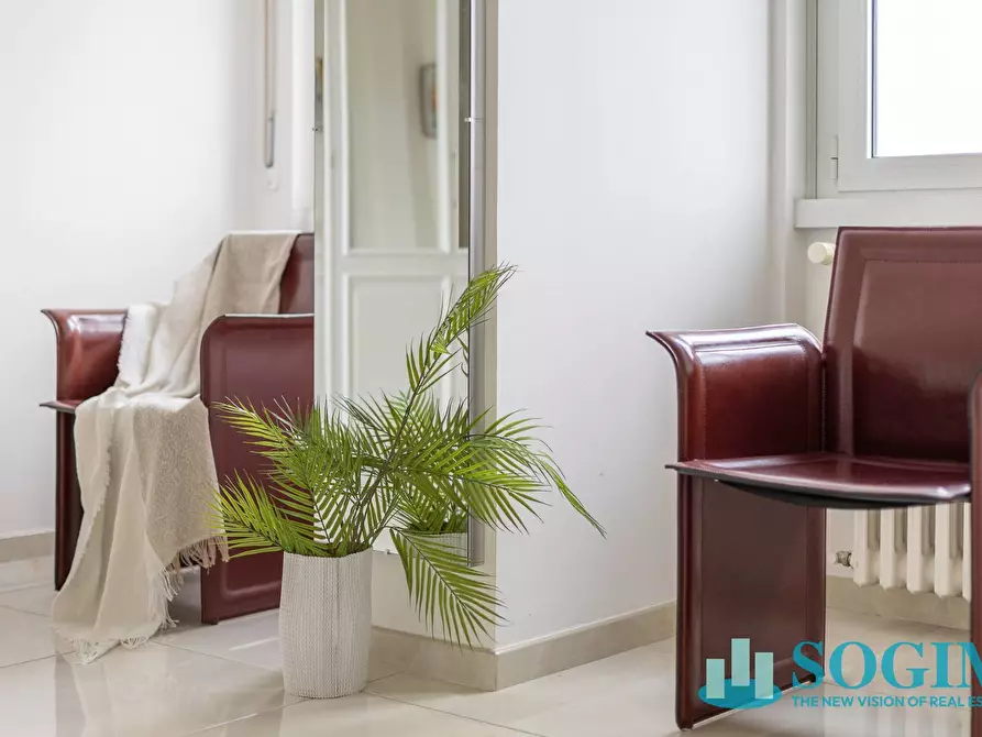 Immagine 8 di Appartamento in vendita  in via lorenteggio a Milano