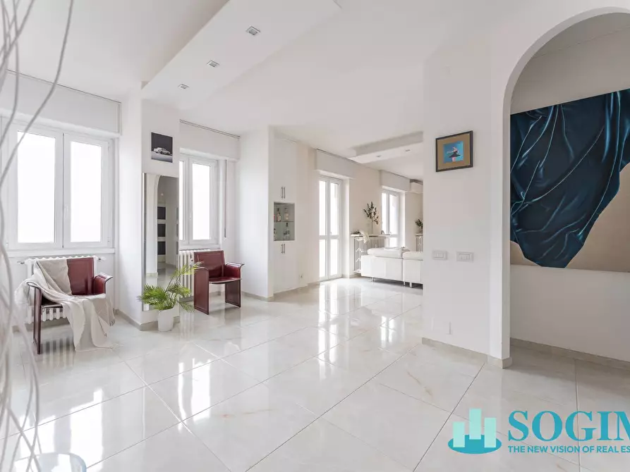 Immagine 1 di Appartamento in vendita  in via lorenteggio a Milano