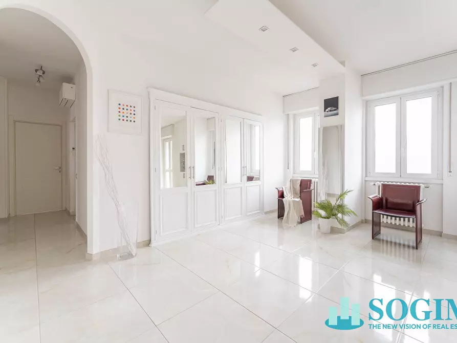 Immagine 6 di Appartamento in vendita  in via lorenteggio a Milano