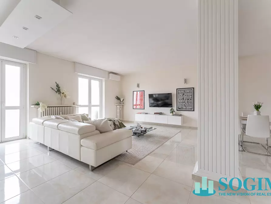 Immagine 11 di Appartamento in vendita  in via lorenteggio a Milano