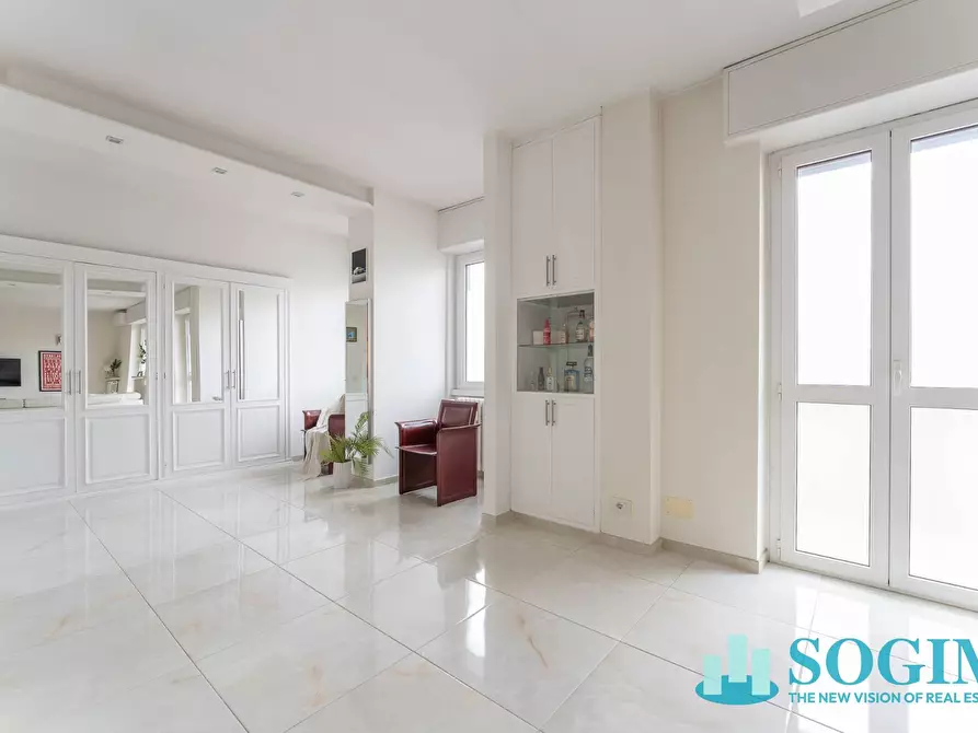 Immagine 16 di Appartamento in vendita  in via lorenteggio a Milano