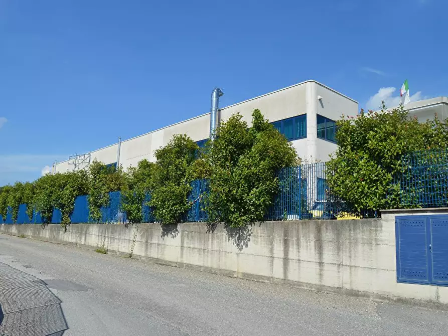 Immagine 1 di Capannone industriale in vendita  a Carugo